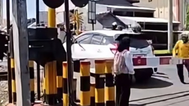 Tak Kapok Insiden Bekasi Timur, Mobil Putih Terobos Palang Perlintasan KA di Kota Yogyakarta Bikin Publik Geram