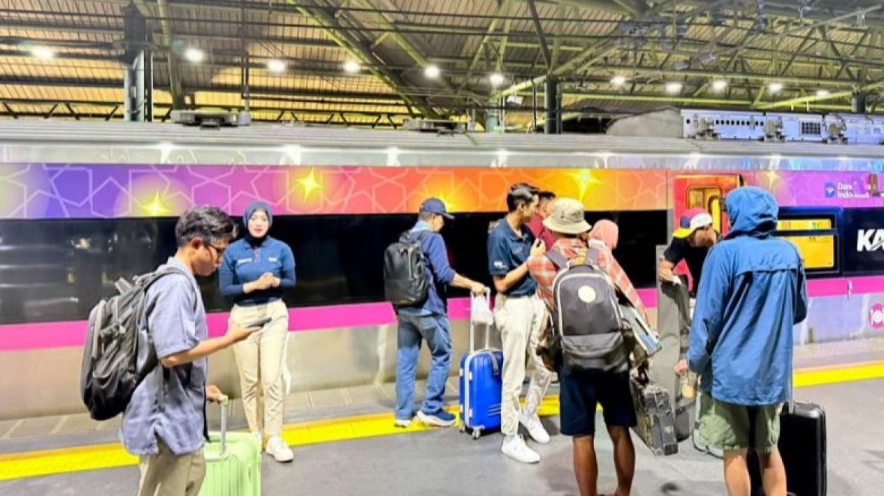 Layanan Kereta Jarak Jauh Kembali Beroperasi Normal Hari Ini, KAI: Kami Mohon Pengertian Jika Perjalanan Masih Alami Kelambatan
            - galeri foto