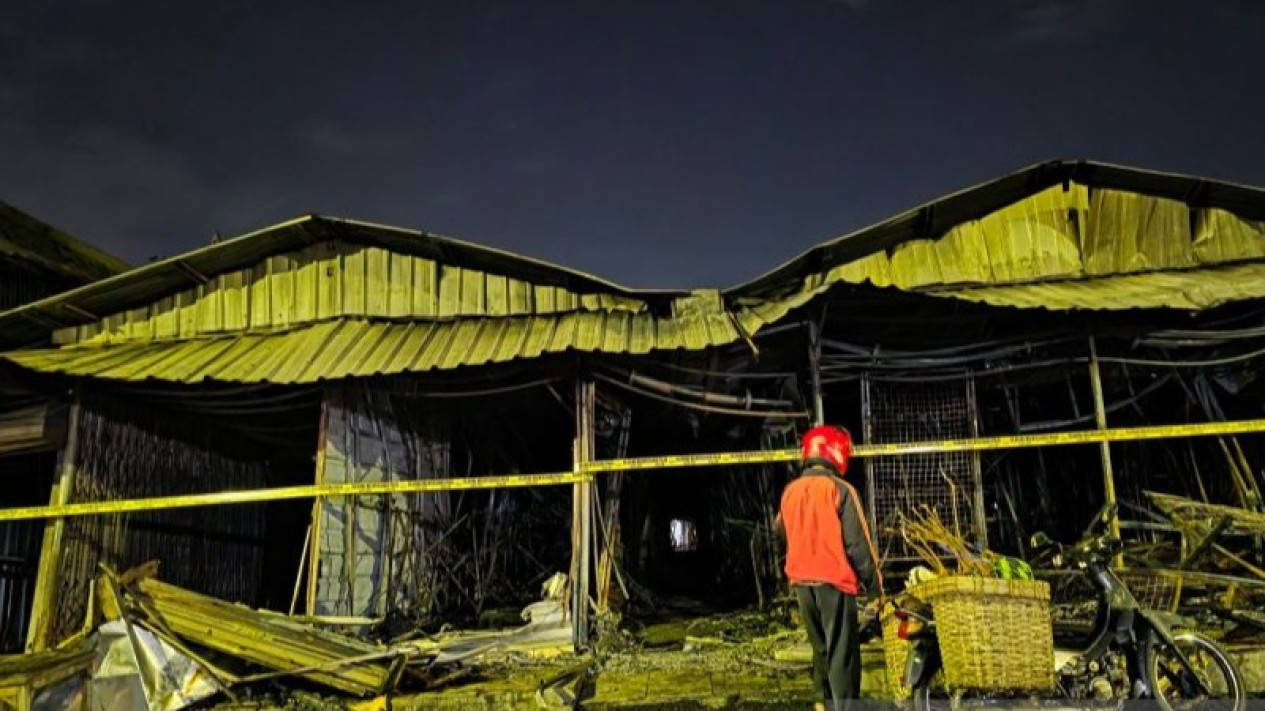 Pasar Kanjengan Semarang Terbakar, Ratusan Kios Pedagang Hangus
            - galeri foto