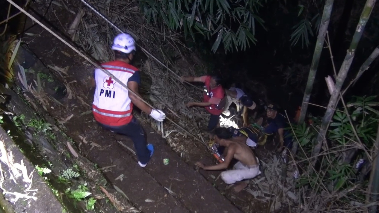 Niat Menolong Berujung Petaka, Pemuda di Salatiga Terjatuh ke Jurang saat Hendak Menyelamatkan Warga
            - galeri foto