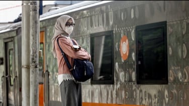 Berita Foto: Pelan-pelan Bangkit dari Trauma, Aktivitas Penumpang di Stasiun Bekasi Timur Mulai Normal