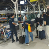 KAI Services Siaga Layani Service Recovery bagi Penumpang Terdampak Keterlambatan Akibat Kecelakaan Kereta di Stasiun Bekasi Timur