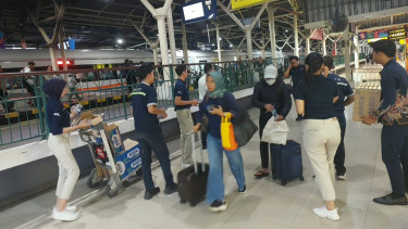 KAI Services Siaga Layani Service Recovery bagi Penumpang Terdampak Keterlambatan Akibat Kecelakaan Kereta di Stasiun Bekasi Timur