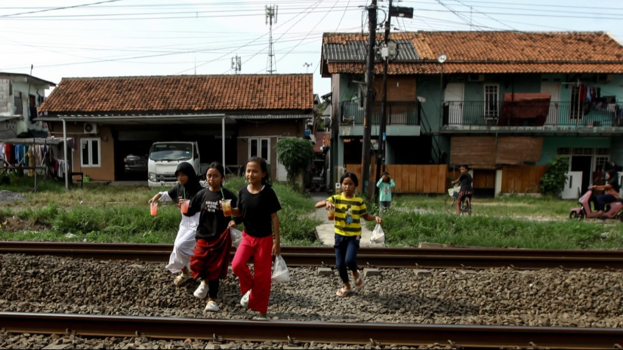 Lensa Berbicara: Lintasan Tanpa Pengawasan di Kampung Mede Ancam Keselamatan Warga
            - galeri foto