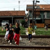 Lensa Berbicara: Lintasan Tanpa Pengawasan di Kampung Mede Ancam Keselamatan Warga