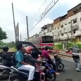 Kini Warga Bergantian Jaga Palang Pintu Darurat di Perlintasan Ampera Bekasi Timur, Pasca Tragedi Maut KRL vs Argo Bromo Anggrek