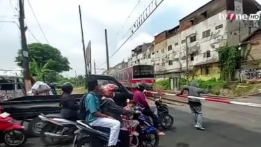 Kini Warga Bergantian Jaga Palang Pintu Darurat di Perlintasan Ampera Bekasi Timur, Pasca Tragedi Maut KRL vs Argo Bromo Anggrek