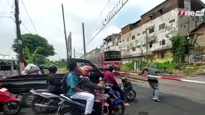 Kini Warga Bergantian Jaga Palang Pintu Darurat di Perlintasan Ampera Bekasi Timur, Pasca Tragedi Maut KRL vs Argo Bromo Anggrek