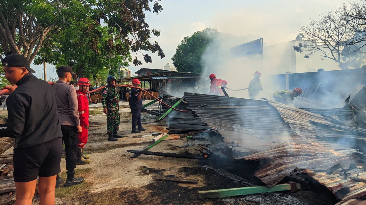 Tiga Warung Kuliner di Coastal Area Kabupaten Karimun Hangus Terbakar
            - galeri foto
