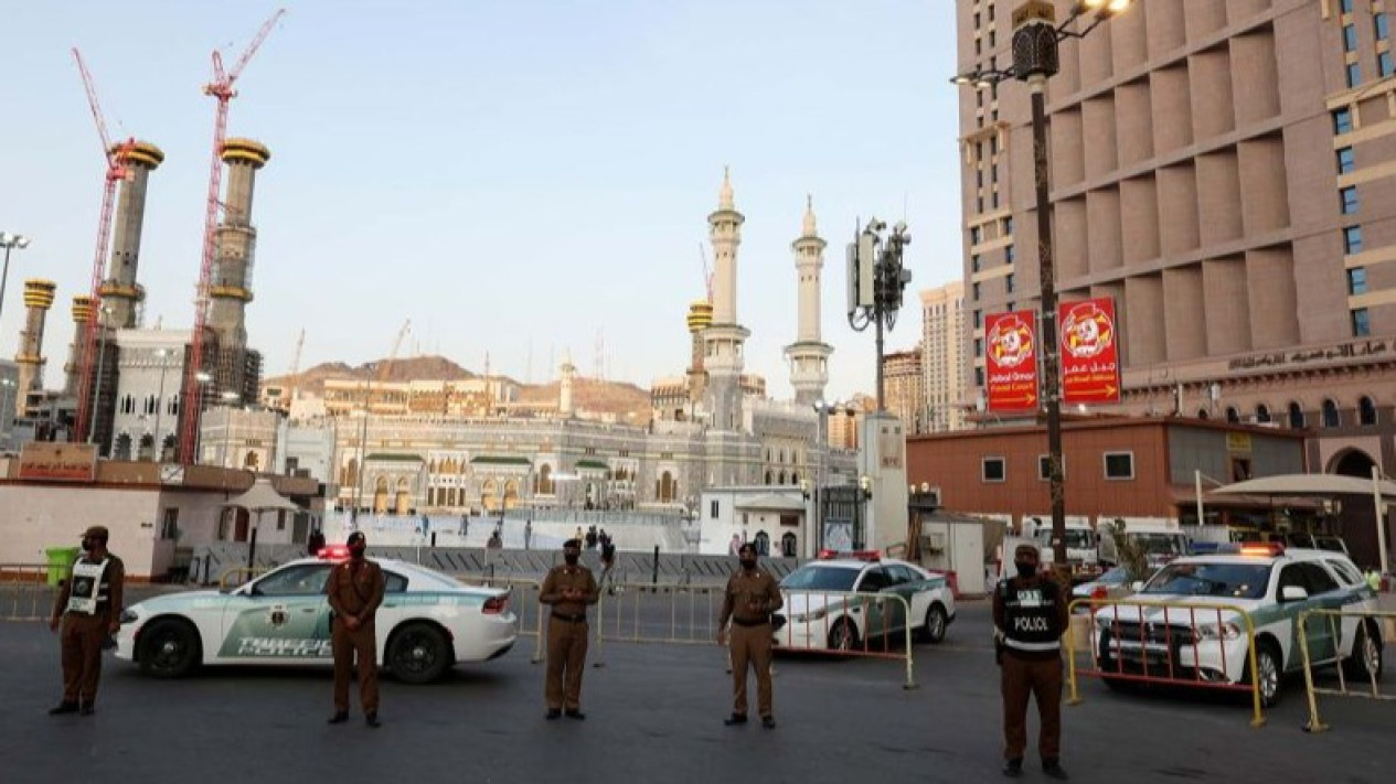 Tiga WNI Ditangkap terkait Haji Ilegal, DPR Ingatkan: Jangan Tergiur Jalur Instan
            - galeri foto