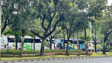 Jelang Peringatan May Day 2026, Persimpangan Tugu Tani Dipadati Bus Buruh