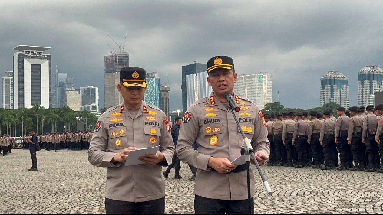 Polisi Tak Segan Tindak Tegas Perusuh-Pembuat Keonaran dalam Aksi May Day Monas dan DPR RI
            - galeri foto