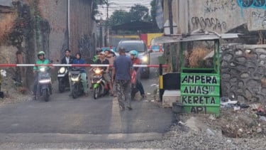 Penampakan Palang Pintu Sementara di Perlintasan Kereta Stasiun Bekasi Timur Usai Tragedi Maut 16 Orang Tewas