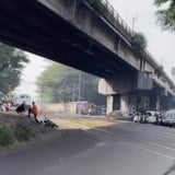 Pria Nyaris Tertemper Kereta di Perlintasan Cimindi Saat Dorong Motor, Daop 2 Bandung au Warga Lebih Disiplin