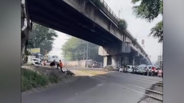 Pria Nyaris Tertemper Kereta di Perlintasan Cimindi Saat Dorong Motor, Daop 2 Bandung au Warga Lebih Disiplin