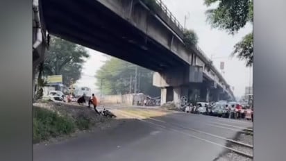 Pria Nyaris Tertemper Kereta di Perlintasan Cimindi Saat Dorong Motor, Daop 2 Bandung au Warga Lebih Disiplin