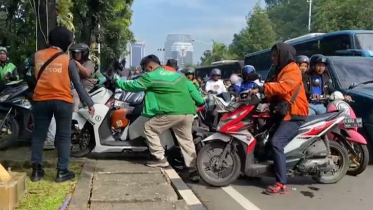 Jalan Medan Merdeka Selatan Macet Total, Pengendara Ramai-ramai Angkat Motor untuk Putar Arah
            - galeri foto