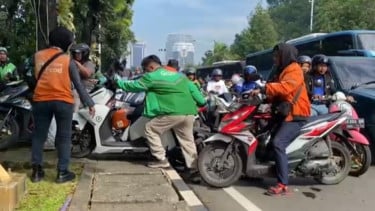 Jalan Medan Merdeka Selatan Macet Total, Pengendara Ramai-ramai Angkat Motor untuk Putar Arah