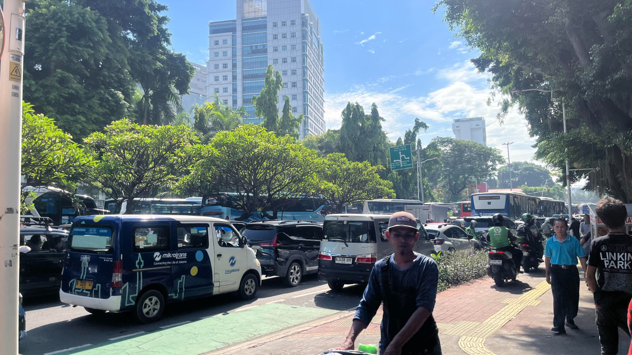Massa May Day 2026 Terbagi 3 Titik di Monas, Polisi Alihkan Arus Lalin di Kedubes AS
            - galeri foto