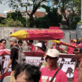 Replika Rudal Bertuliskan  Stop War  Diarak Massa Buruh di Depan Gedung DPR