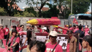 Replika Rudal Bertuliskan 'Stop War' Diarak Massa Buruh di Depan Gedung DPR