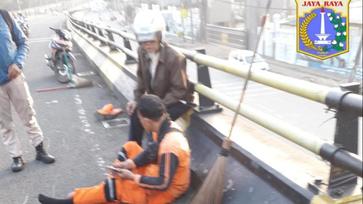 Ngantuk di Jalan Raya Bogor, Pemotor Tabrak Petugas PPSU di Flyover Pasar Rebo
            - galeri foto