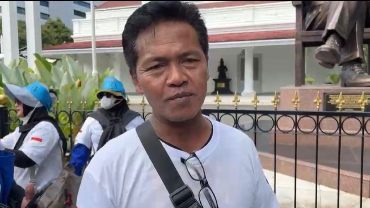 Datang dari Sidoarjo, Sueb Nginep di Jalan Demi Hadiri Hari Buruh di Monas
            - galeri foto
