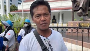 Datang dari Sidoarjo, Sueb Nginep di Jalan Demi Hadiri Hari Buruh di Monas