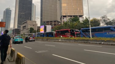 Rombongan Bus Buruh Parkir di Sepanjang Jalan Sudirman-Thamrin, Kompak Bunyikan Telolet Berkali-kali
