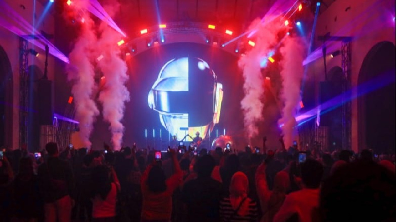 Daft Funk Live Guncang Jakarta, Tribute Daft Punk Bakar Bengkel SCBD dengan Atmosfer Imersif
            - galeri foto