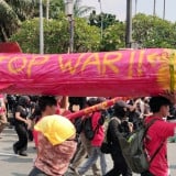Replika Rudal Bertuliskan  Stop War  Diarak Massa May Day 2026 di Depan Gedung DPR/MPR