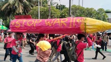 Replika Rudal Bertuliskan 'Stop War' Diarak Massa May Day 2026 di Depan Gedung DPR/MPR
