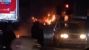 Massa Berpakaian Serba Hitam Bakar Fasilitas Umum hingga Pos Polisi dalam Aksi May Day 2026 di Kota Bandung