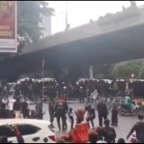 Aksi Hari Buruh di Bandung Berujung Ricuh, Kelompok Massa Berpakaian Serba Hitam Rusak Fasilias Umum