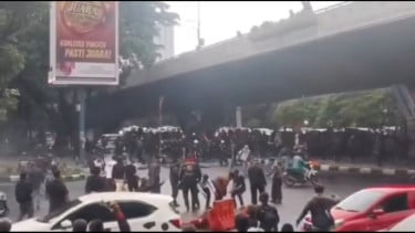 Aksi Hari Buruh di Bandung Berujung Ricuh, Kelompok Massa Berpakaian Serba Hitam Rusak Fasilias Umum