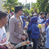 May Day 2026 di Gowa Diwarnai Aksi Simpatik Berbagi Bunga dan Sembako