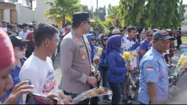May Day 2026 di Gowa Diwarnai Aksi Simpatik Berbagi Bunga dan Sembako
