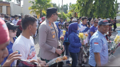 May Day 2026 di Gowa Diwarnai Aksi Simpatik Berbagi Bunga dan Sembako