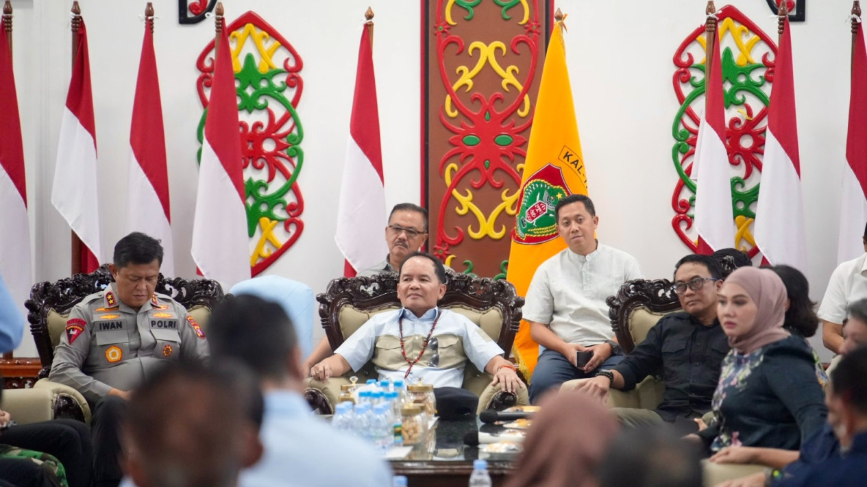 Dialog dengan Buruh di Kalteng, Gubernur Agustiar Sabran Soroti Perlindungan Pekerja yang Masih 51 Persen
            - galeri foto