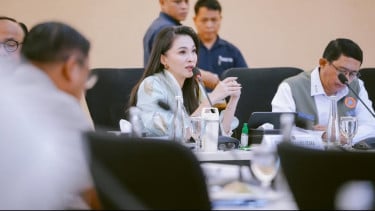 Bak Pramugari, Gubernur Malut Sherly Tjoanda Sapa Jemaah Calon Haji Pakai Interkom di Kabin Pesawat
