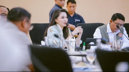 Bak Pramugari, Gubernur Malut Sherly Tjoanda Sapa Jemaah Calon Haji Pakai Interkom di Kabin Pesawat