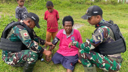 Akses Kesehatan di Papua Masih Terbatas, TNI Jemput Bola Buka Layanan Keliling 