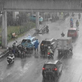 Warga Jakarta Siapkan Payung, BMKG Prediksi Hujan Guyur Ibu Kota Hingga Sore Ini