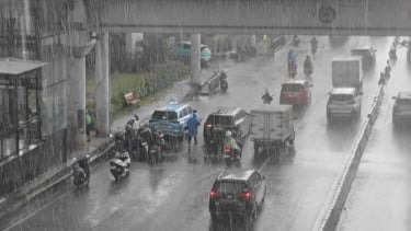 Warga Jakarta Siapkan Payung, BMKG Prediksi Hujan Guyur Ibu Kota Hingga Sore Ini