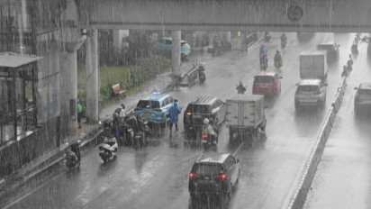 Warga Jakarta Siapkan Payung, BMKG Prediksi Hujan Guyur Ibu Kota Hingga Sore Ini