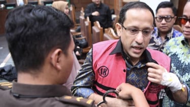 Hadiri Sidang Kasus Chromebook, Nadiem Terlihat Gunakan Alat Infus