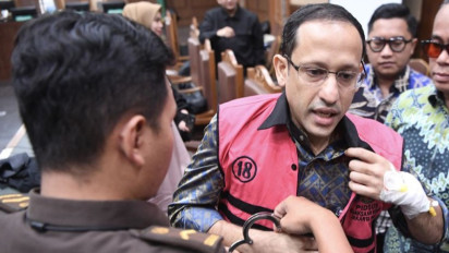Hadiri Sidang Kasus Chromebook, Nadiem Terlihat Gunakan Alat Infus
