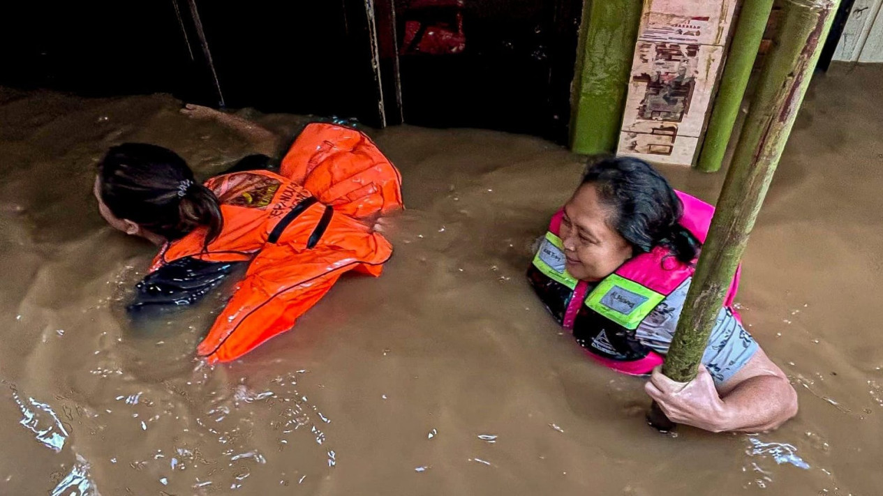 Kebon Pala Jaktim Terendam Banjir 1,25 Meter, Warga Masih Bertahan di Lantai Dua Rumah
            - galeri foto