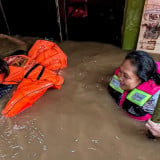 Kebon Pala Jaktim Terendam Banjir 1,25 Meter, Warga Masih Bertahan di Lantai Dua Rumah