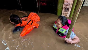 Kebon Pala Jaktim Terendam Banjir 1,25 Meter, Warga Masih Bertahan di Lantai Dua Rumah